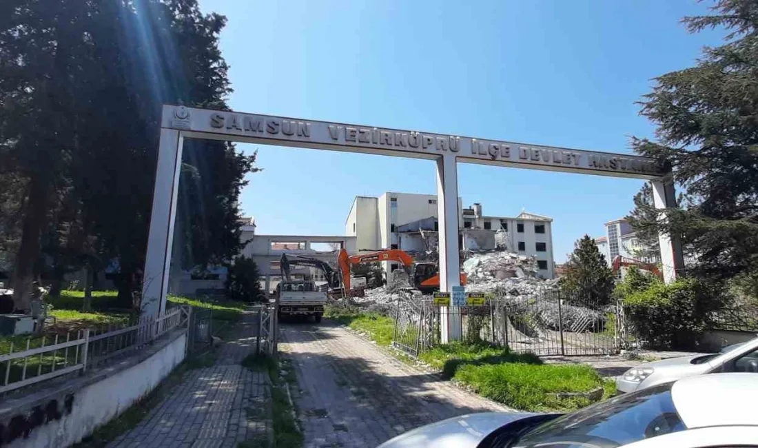 Samsun’un Vezirköprü ilçesinde bulunan eski Vezirköprü Devlet Hastanesi binasında yıkım