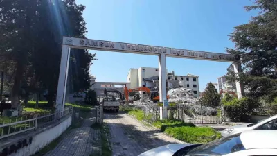 Samsun’un Vezirköprü ilçesinde bulunan eski Vezirköprü Devlet Hastanesi binasında yıkım