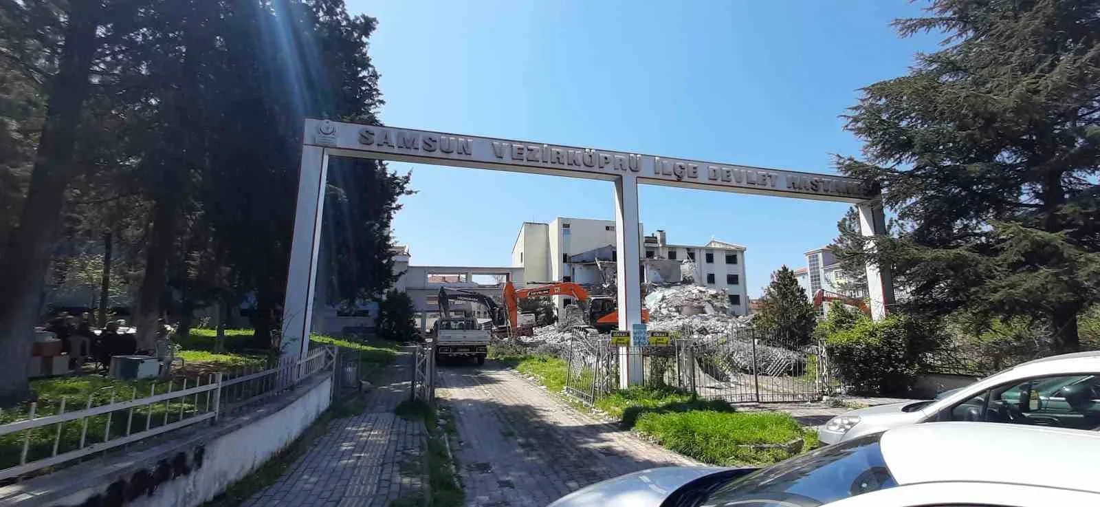 Samsun’un Vezirköprü ilçesinde bulunan eski Vezirköprü Devlet Hastanesi binasında yıkım