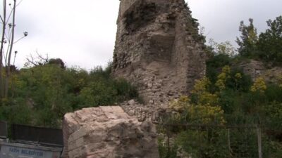 İstanbul’da meydana gelen depremde Fatih’te bulunan tarihi sur duvarında hasar
