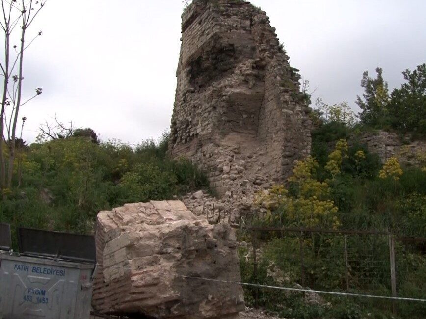 İstanbul’da meydana gelen depremde Fatih’te bulunan tarihi sur duvarında hasar