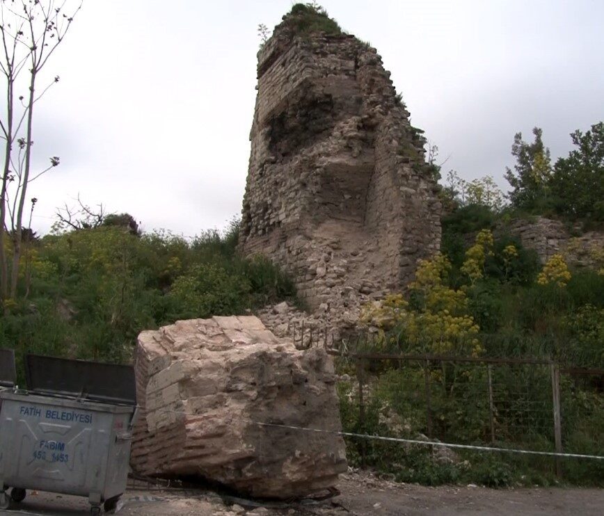İstanbul’da meydana gelen depremde Fatih’te bulunan tarihi sur duvarında hasar