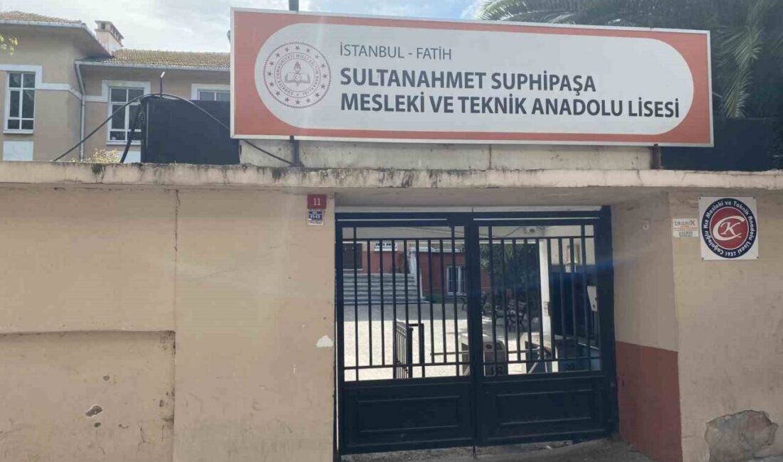 İstanbul’da yaşanan 6.2 büyüklüğündeki depremin ardından Fatih’teki 2 okul boşaltıldı.