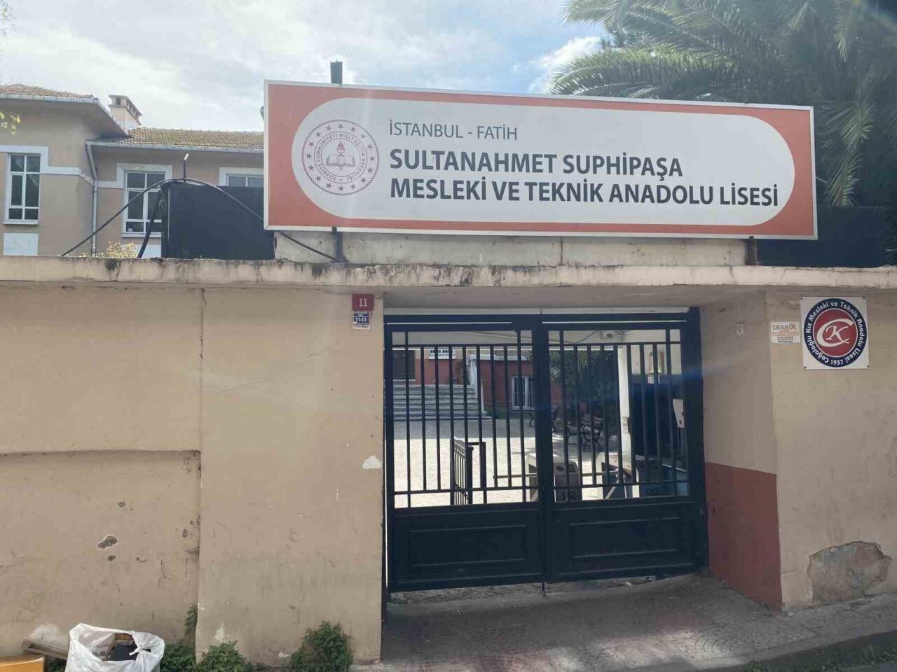 İstanbul’da yaşanan 6.2 büyüklüğündeki depremin ardından Fatih’teki 2 okul boşaltıldı.