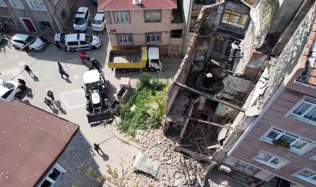 İstanbul’da saat 12.49’da 6.2 büyüklüğünde meydana gelen depremin ardından Fatih’te