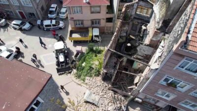 İstanbul’da saat 12.49’da 6.2 büyüklüğünde meydana gelen depremin ardından Fatih’te