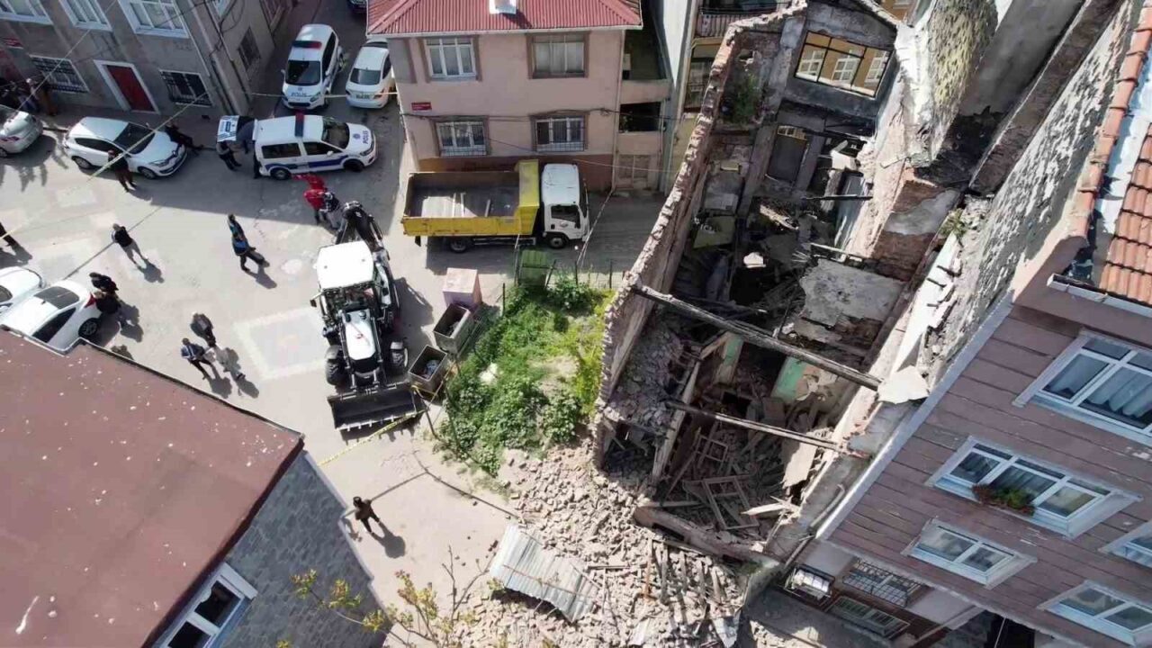 İstanbul’da saat 12.49’da 6.2 büyüklüğünde meydana gelen depremin ardından Fatih’te