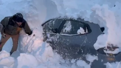 Bayburt’ta 3 gündür kar altında kalan otomobil, film sahnelerini aratmayacak
