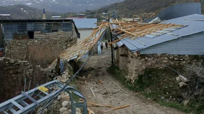 Erzincan’ın Refahiye ilçesindeki Şahaloğlu köyünde yaşanan fırtına sonucu çatılar uçtu