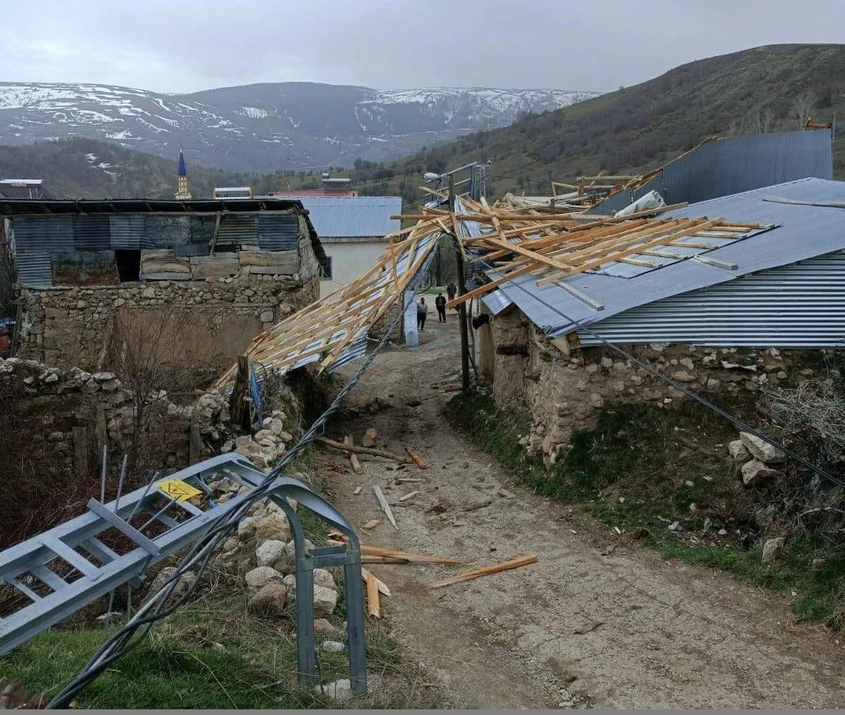 Erzincan’ın Refahiye ilçesindeki Şahaloğlu köyünde yaşanan fırtına sonucu çatılar uçtu