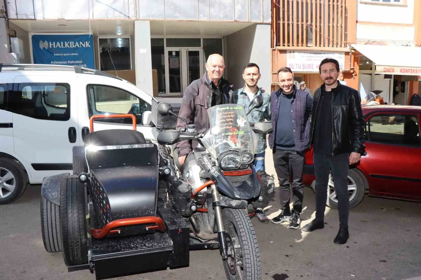 Fransız emekli Bibicnne Patrice, motosikletiyle çıktığı uzun yolculukta anlamlı bir