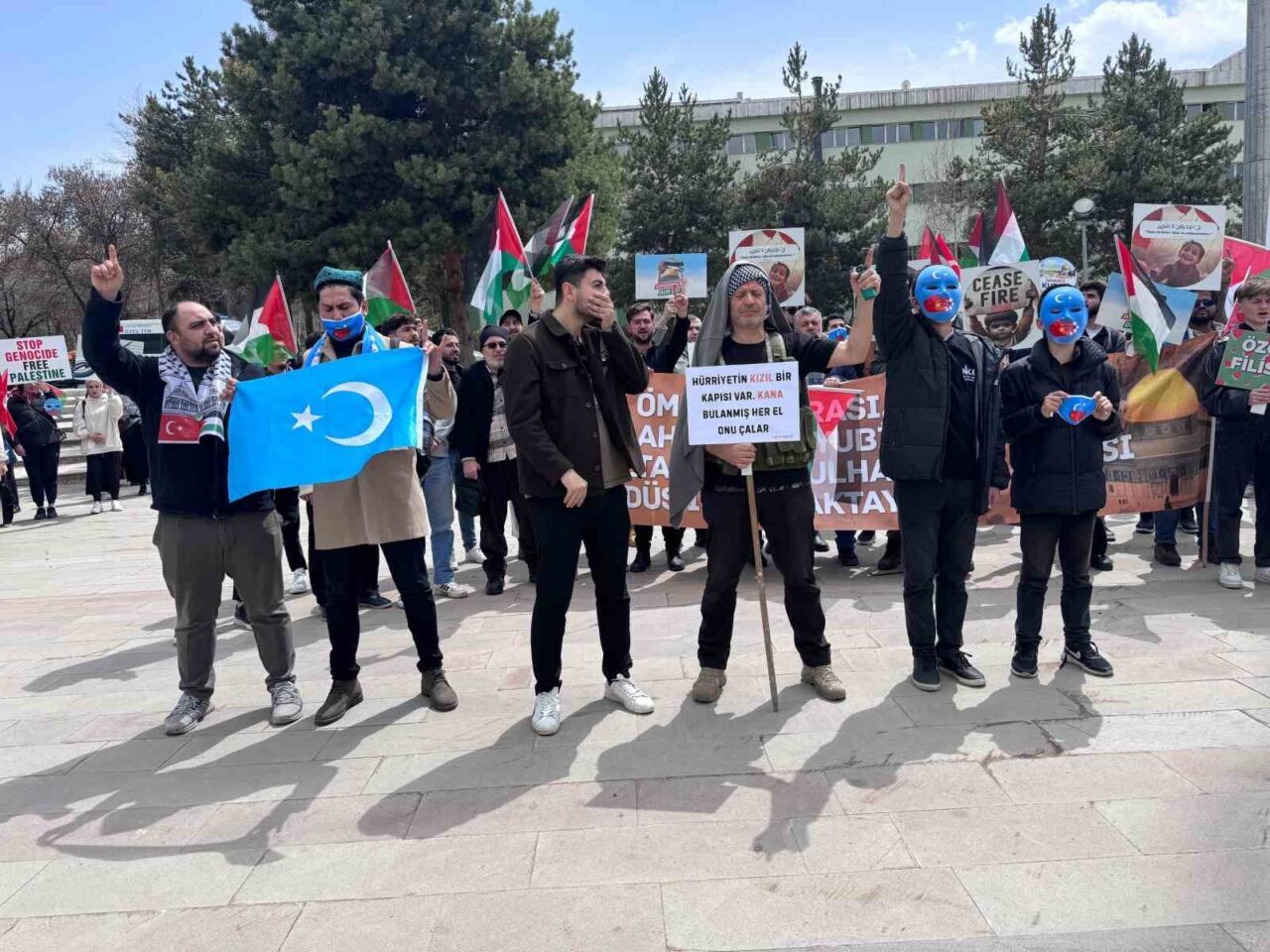 Erzurum’da İnsan Hak ve Hürriyetleri İnsani Yardım Derneği tarafından düzenlenen
