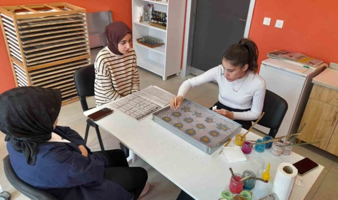 Refahiye Gençlik Merkezi’nde kültürel değerlerin yaşatılması amacıyla gençlere Ebru ve