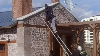 Erzurum'da Adem Yağmur, çatıya çıktığı iddiası sonrası mahsur kaldı. İtfaiye