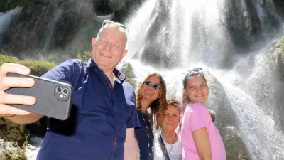 Erzincan'ın Çağlayan beldesindeki Girlevik Şelalesi, Ramazan Bayramında hem yerli hem