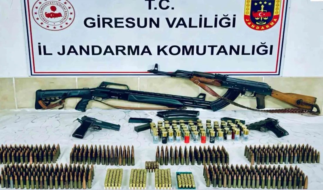 Giresun’un Görele ilçesinde jandarma ekiplerince düzenlenen operasyonda bir evde cephaneliği