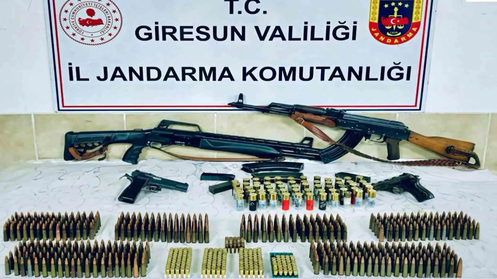 Giresun’un Görele ilçesinde jandarma ekiplerince düzenlenen operasyonda bir evde cephaneliği