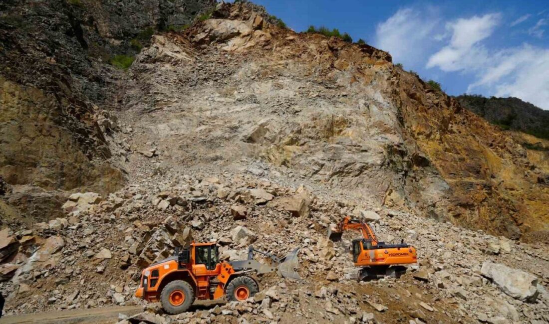 Gümüşhane’nin Kürtün ilçesinde önceki gün meydana gelen heyelan sonrası ulaşıma