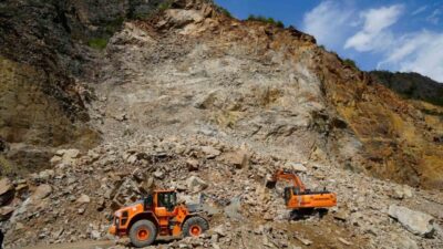 Gümüşhane’nin Kürtün ilçesinde önceki gün meydana gelen heyelan sonrası ulaşıma