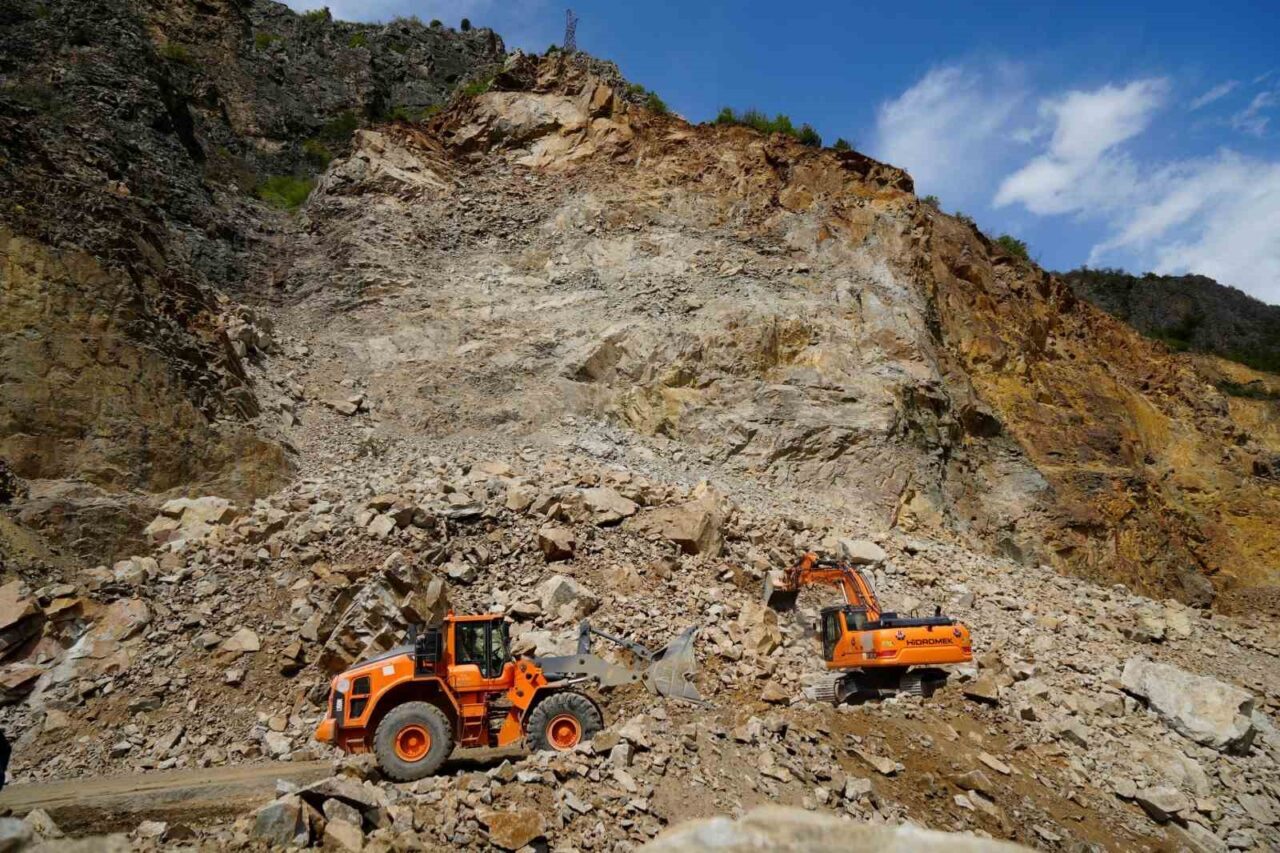 Gümüşhane’nin Kürtün ilçesinde önceki gün meydana gelen heyelan sonrası ulaşıma