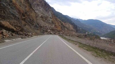 Gümüşhane-Tirebolu karayolunda meydana gelen ve büyük bir gürültüyle gerçekleşen heyelan