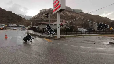 Gümüşhane'de şiddetli fırtına nedeniyle trafik ışıkları devrildi. Olayda şans eseri