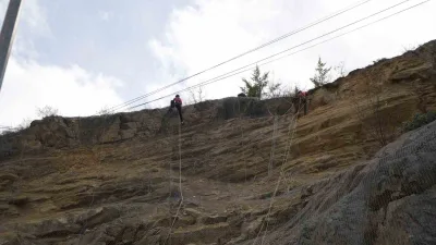 Gümüşhane'deki Hacıemin Mahallesi'nde meydana gelen heyelanın ardından başlatılan temizleme çalışmaları