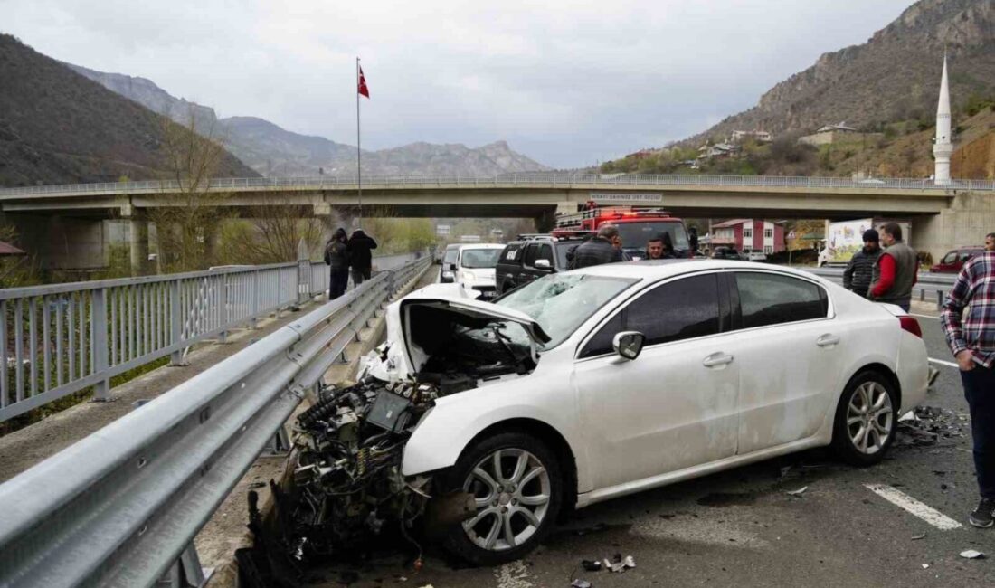 Gümüşhane’de otomobilin tıra arkadan çarptığı kazada 2 kişi yaralanırken, kazanın