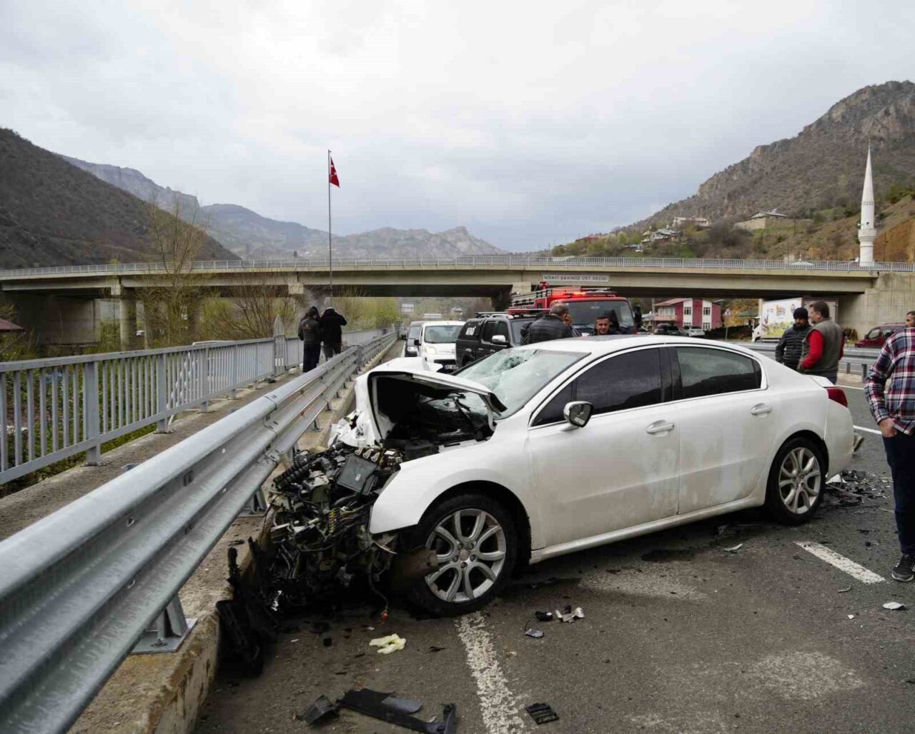 Gümüşhane’de otomobilin tıra arkadan çarptığı kazada 2 kişi yaralanırken, kazanın
