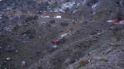 Gümüşhane’de virajı alamayan otomobil uçuruma yuvarlandı. Kazada 3 kişi yaralandı.