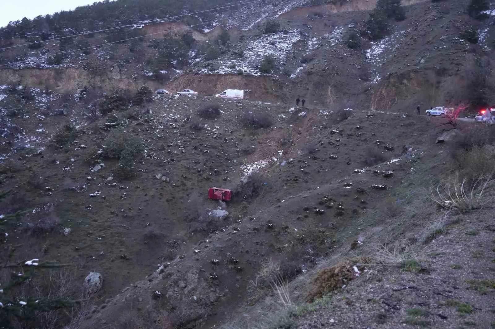 Gümüşhane’de virajı alamayan otomobil uçuruma yuvarlandı. Kazada 3 kişi yaralandı.
