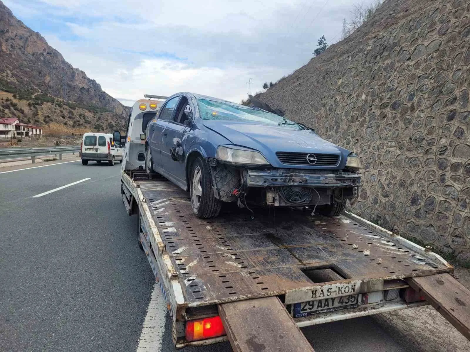 Gümüşhane'de meydana gelen trafik kazasında 55 RA 855 plakalı otomobilin