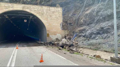 Gümüşhane’de Hacıemin-3 Tüneli çıkışında yaşanan heyelan sonucu tünel trafiğe kapatıldı.