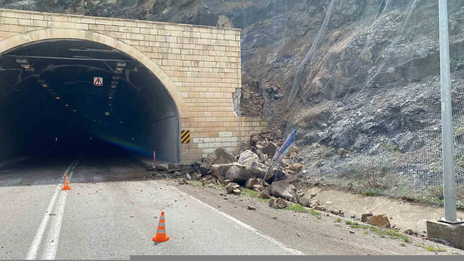 Gümüşhane’de Hacıemin-3 Tüneli çıkışında yaşanan heyelan sonucu tünel trafiğe kapatıldı.