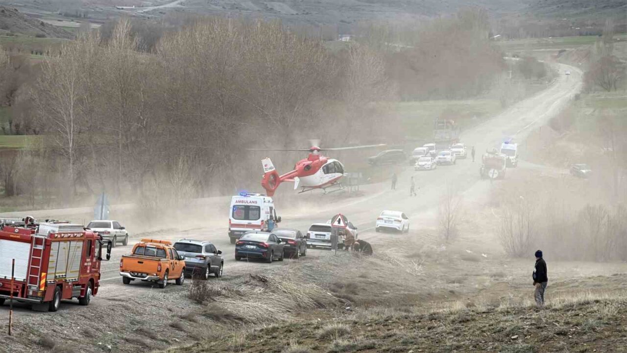 Sivas’ta öğretmenleri taşıyan minibüs kazaya karıştı, ilk belirlemelere göre 1
