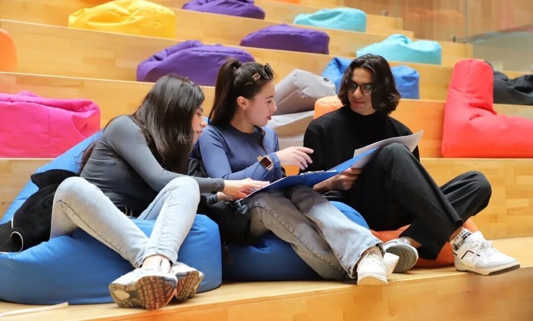 Yağmurlu havanın yerini güneşli havaya bıraktığı Erzincan’da üniversite öğrencileri kampüste