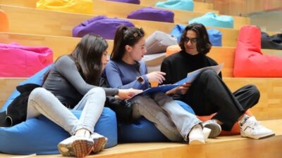 Yağmurlu havanın yerini güneşli havaya bıraktığı Erzincan’da üniversite öğrencileri kampüste