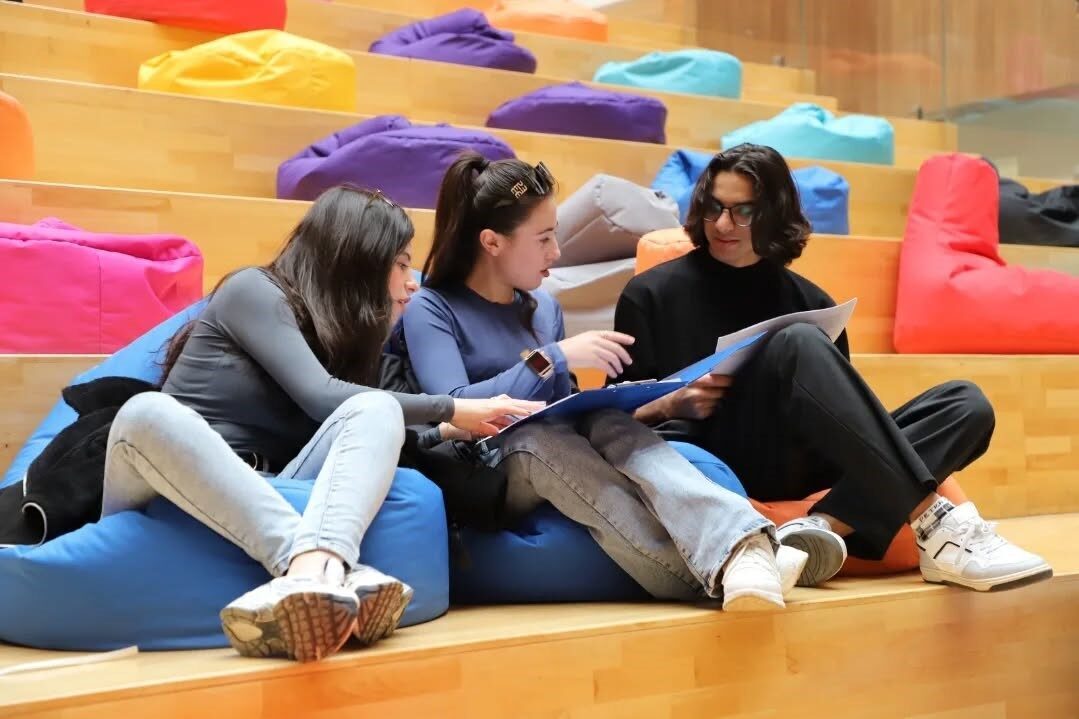 Yağmurlu havanın yerini güneşli havaya bıraktığı Erzincan’da üniversite öğrencileri kampüste