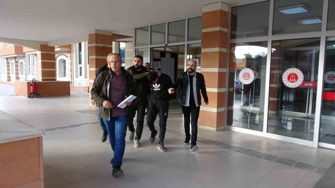 Kastamonu’da uyuşturucu etkisi altındayken tartıştığı babasının evini basıp etrafa rastgele