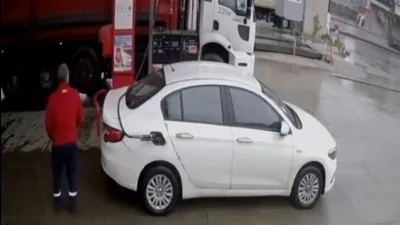 Dilovası'nda meydana gelen trafik kazasında hafif ticari araç takla attı.