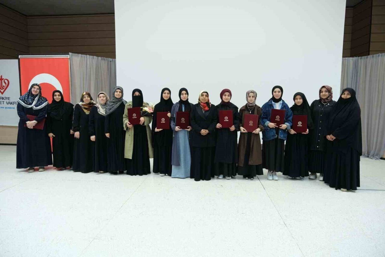 Erzincan genelindeki Kur’an kurslarında eğitim gören 23 kız ve erkek