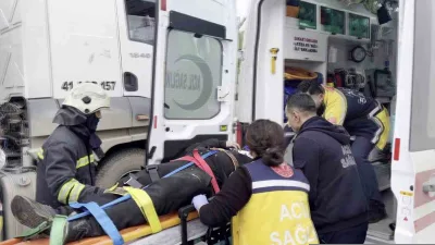 İzmit'te ambulansla otomobilin çarpışması sonucu 2 kişi yaralandı. Ambulans ve