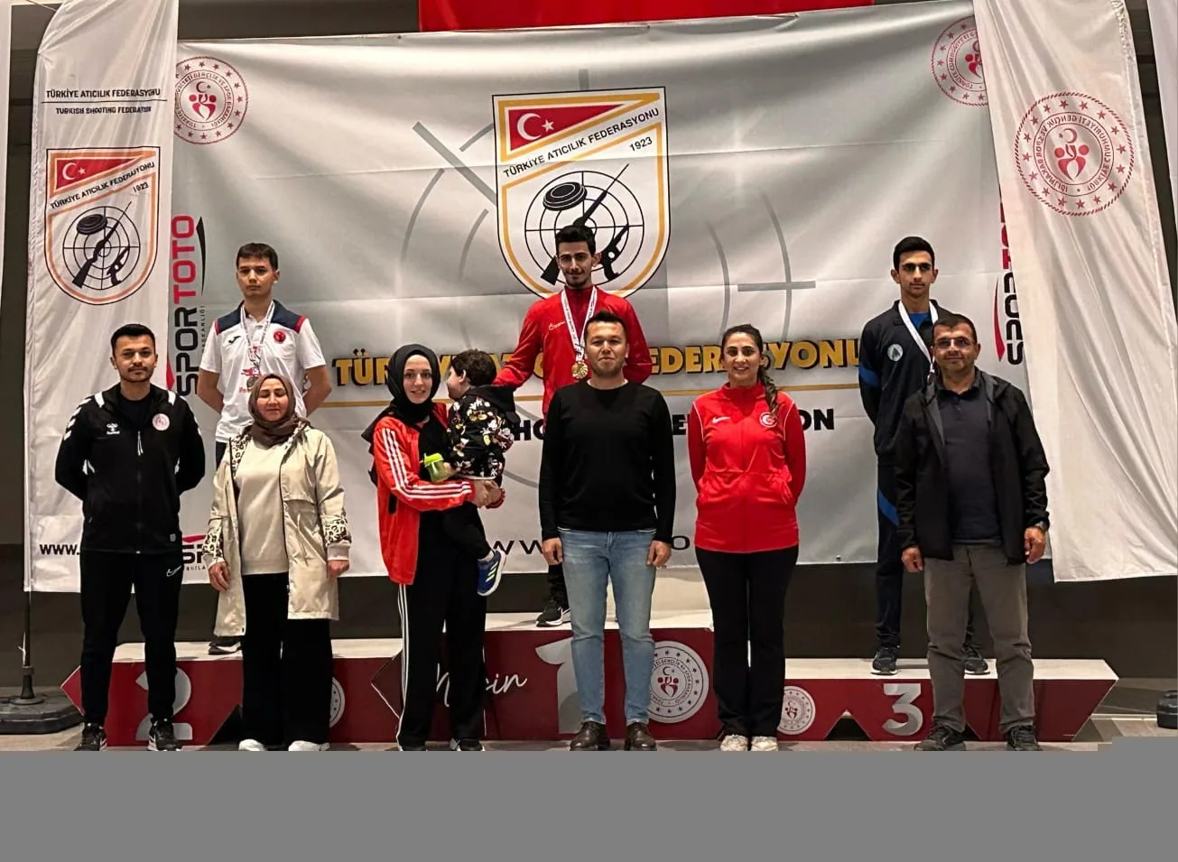 Erdemli’de düzenlenen Havalı Silahlar Türkiye Şampiyonası müsabakalarında yarışan Erzincanlı atıcılık