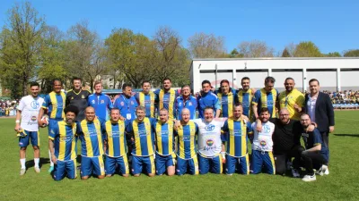 Almanya’nın Gelsenkirchen kentinde tarihi bir dostluk maçı oynandı. Eski Fenerbahçe