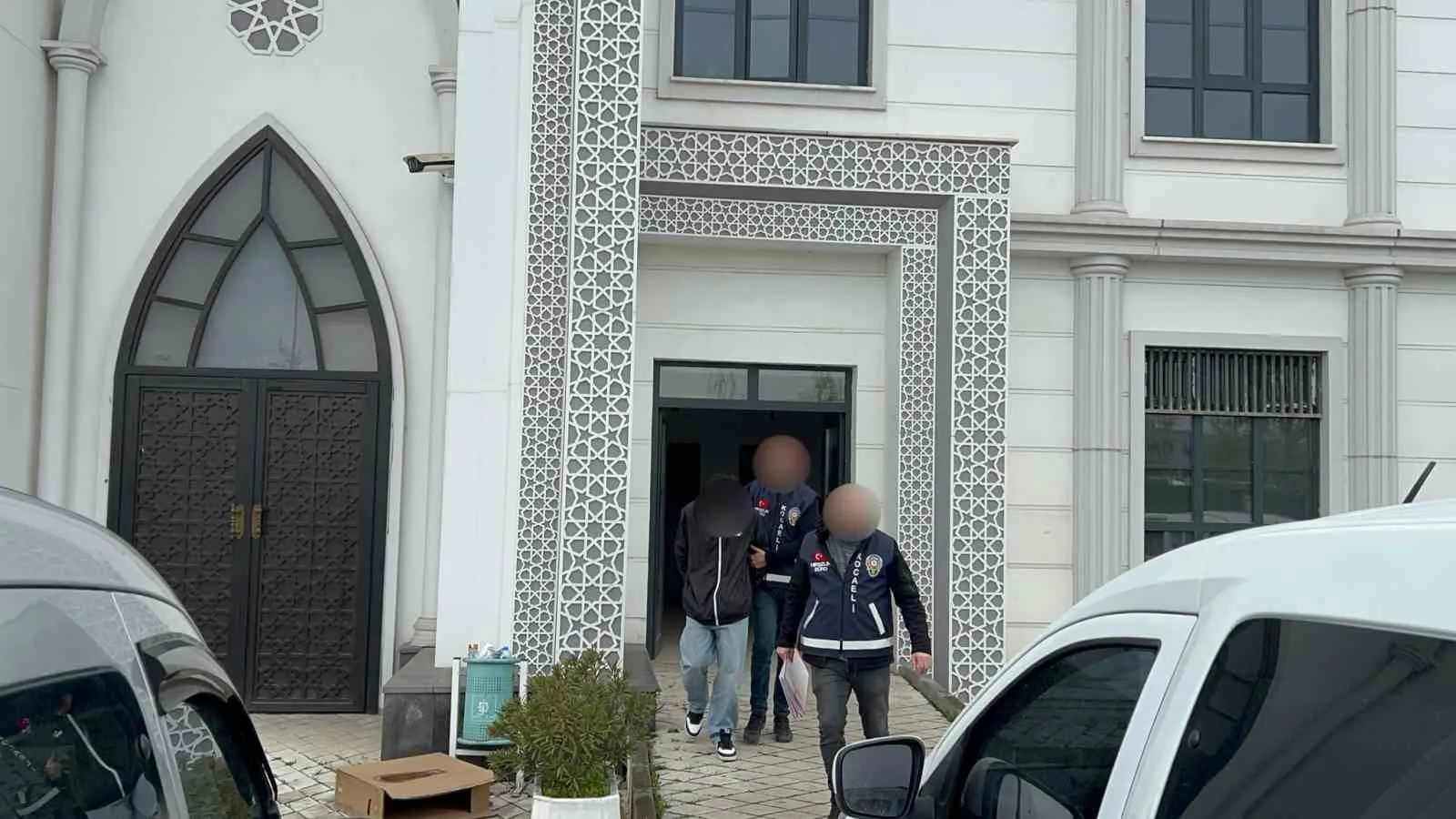 Kocaeli’nin İzmit ilçesinde iki farklı iş yerinden 49 bin lira