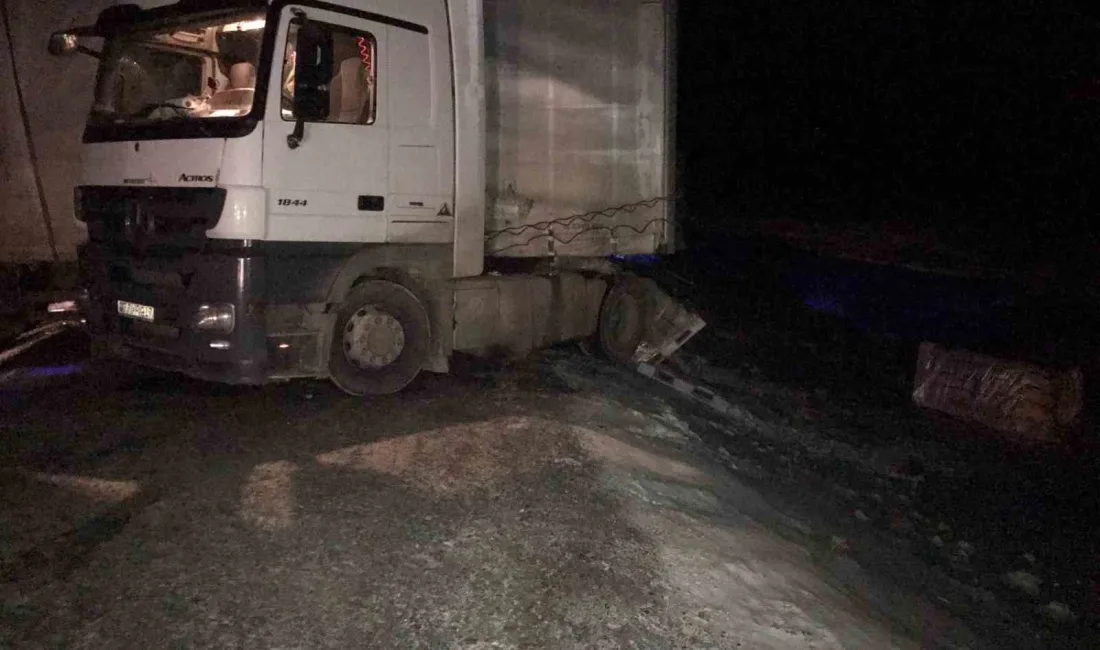 Ardahan’da, akşam saatlerinde yağan karın ardından etkili olan buzlanma nedeniyle