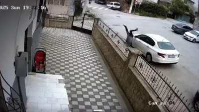 Darıca'da scooter ile otomobil çarpışması sonucu kaldırıma savrulan sürücünün ilginç
