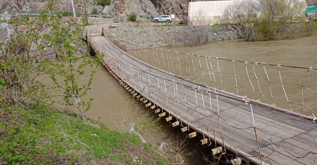 Erzurum’un İspir ilçesinde vatandaşların yoğun olarak kullandığı tarihi asma köprünün
