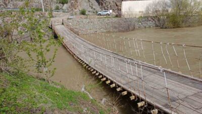 Erzurum’un İspir ilçesinde vatandaşların yoğun olarak kullandığı tarihi asma köprünün