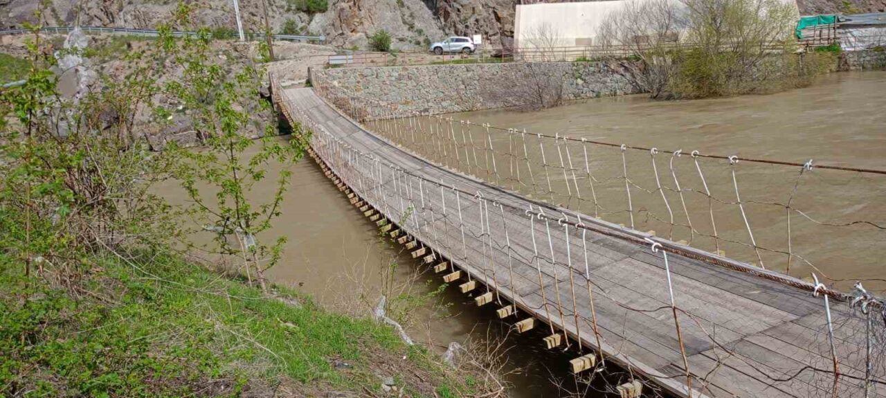Erzurum’un İspir ilçesinde vatandaşların yoğun olarak kullandığı tarihi asma köprünün